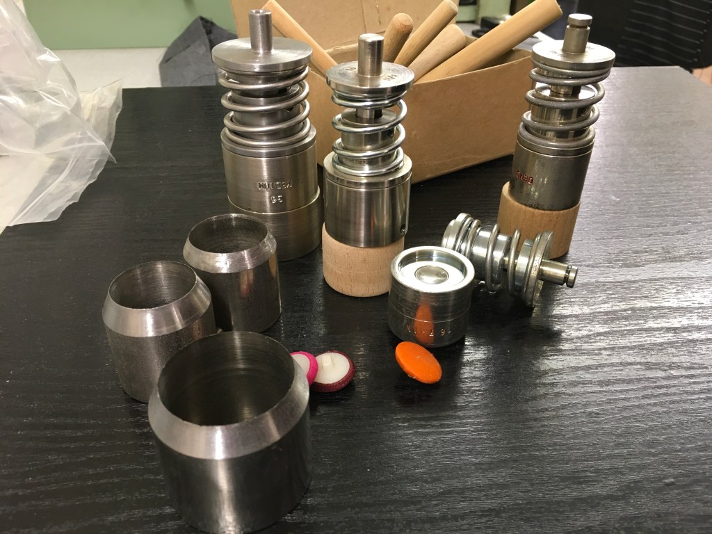 DMButtons_ button moulds_caps / tops_dome dmbuttons, buttonholes, button moulds, covered buttons, button caps, button shells, button backs, button blanks, plastic back buttons, button blank shanks, cloth buttons, dye-set, marvel hand leaver machine, victory dye-set